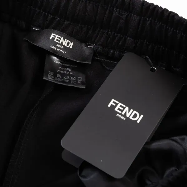 【FENDI  公式旗艦店】フェンディ  ショートパンツご好評に付き再入荷！250226