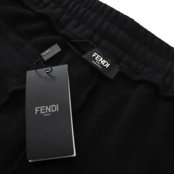 【FENDI  公式旗艦店】フェンディ  ショートパンツご好評に付き再入荷！250226