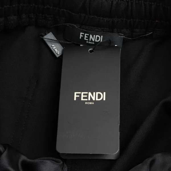 【FENDI  公式旗艦店】フェンディ  ショートパンツご好評に付き再入荷！250226