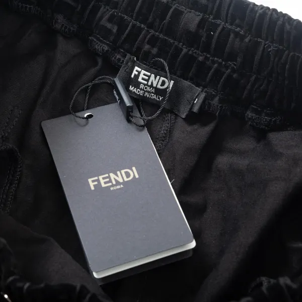 【FENDI 公式旗艦店】フェンディ ショートパンツご好評に付き再入荷!250226 【FENDI 公式旗艦店】フェンディ ショートパンツご好評に付き再入荷!250226
