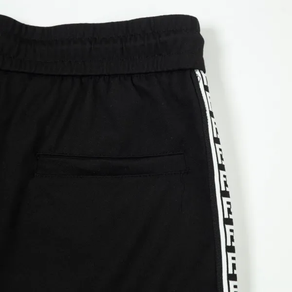 【FENDI 公式旗艦店】モンクレール ショートパンツ ご好評に付き再入荷! 【FENDI 公式旗艦店】モンクレール ショートパンツ ご好評に付き再入荷!