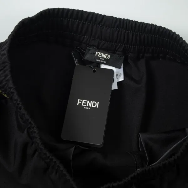 【FENDI 公式旗艦店】フェンディ ショートパンツご好評に付き再入荷! 【FENDI 公式旗艦店】フェンディ ショートパンツご好評に付き再入荷!