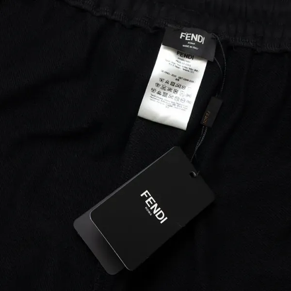 【FENDI 公式旗艦店】フェンディ   ショートパンツ  ご好評に付き再入荷！