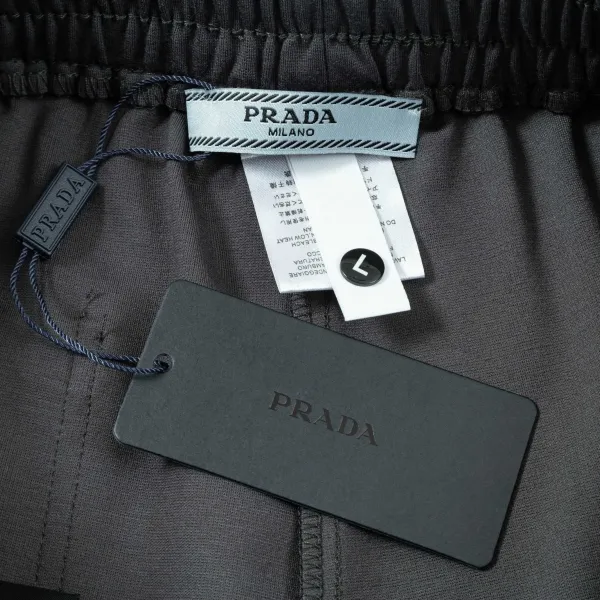 【PRADA 公式旗艦店】プラダ ショートパンツご好評に付き再入荷!250227 【PRADA 公式旗艦店】プラダ ショートパンツご好評に付き再入荷!250227