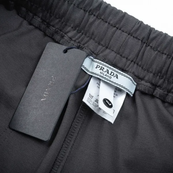 【PRADA 公式旗艦店】プラダ ショートパンツご好評に付き再入荷!250227 【PRADA 公式旗艦店】プラダ ショートパンツご好評に付き再入荷!250227