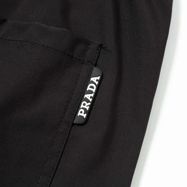 【PRADA  公式旗艦店】プラダ  ショートパンツご好評に付き再入荷！250227