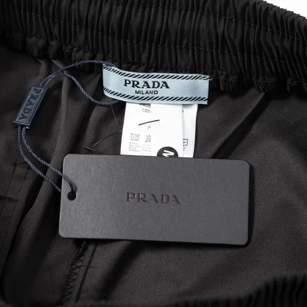 【PRADA  公式旗艦店】プラダ  ショートパンツご好評に付き再入荷！250227