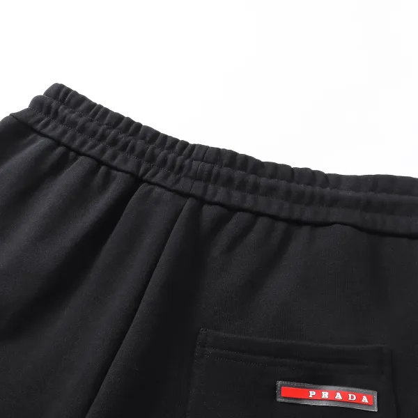 【PRADA  公式旗艦店】プラダ  ショートパンツご好評に付き再入荷！250227