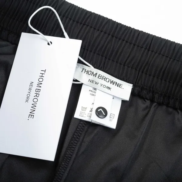【ThomBrowne 公式旗艦店】トムブラウン ショートパンツご好評に付き再入荷!250227 【ThomBrowne 公式旗艦店】トムブラウン ショートパンツご好評に付き再入荷!250227