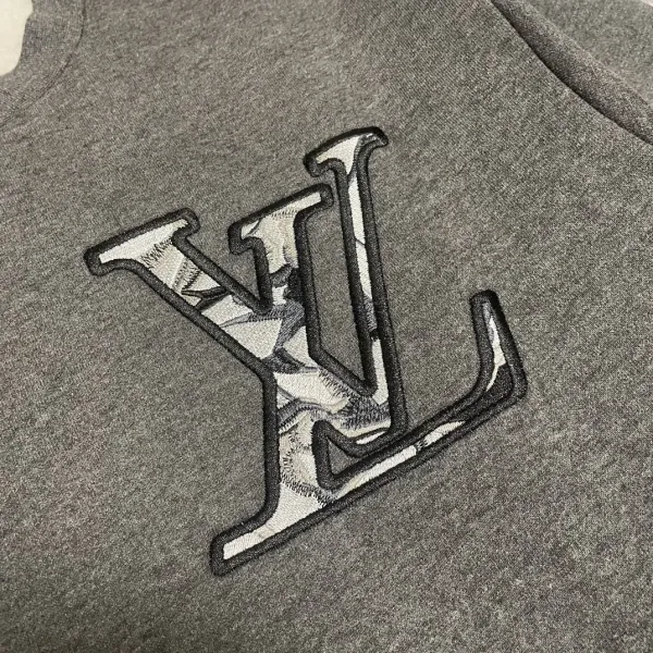 LV【LOUIS VUITTON  公式旗艦店】ルイヴィトン 丸首の衛衣 スウェット ご好評に付き再入荷！241217