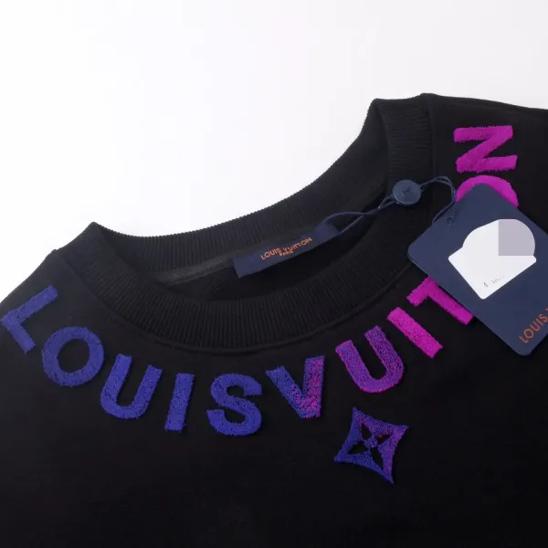 LV【LOUIS VUITTON 公式旗艦店】ルイヴィトン 丸首の衛衣 スウェット ご好評に付き再入荷!241217 LV【LOUIS VUITTON 公式旗艦店】ルイヴィトン 丸首の衛衣 スウェット ご好評に付き再入荷!241217