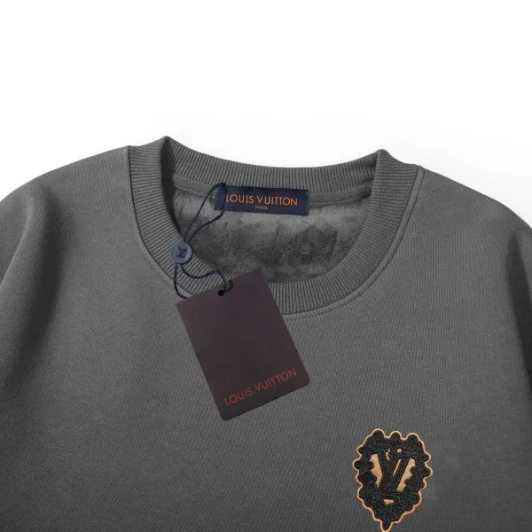 LV【LOUIS VUITTON 公式旗艦店】ルイヴィトン 丸首の衛衣 スウェット ご好評に付き再入荷!241217 LV【LOUIS VUITTON 公式旗艦店】ルイヴィトン 丸首の衛衣 スウェット ご好評に付き再入荷!241217