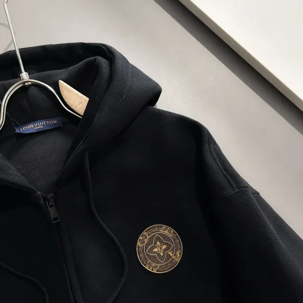LV【LOUIS VUITTON 公式旗艦店】ルイヴィトン パーカー スウェットご好評に付き再入荷!241217 LV【LOUIS VUITTON 公式旗艦店】ルイヴィトン パーカー スウェットご好評に付き再入荷!241217