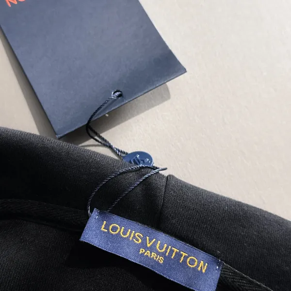 LV【LOUIS VUITTON 公式旗艦店】ルイヴィトン パーカー スウェットご好評に付き再入荷!241217 LV【LOUIS VUITTON 公式旗艦店】ルイヴィトン パーカー スウェットご好評に付き再入荷!241217