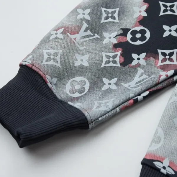 LV 【LOUIS VUITTON 公式旗艦店】ルイヴィトン 丸首の衛衣 スウェット ご好評に付き再入荷 240902 LV 【LOUIS VUITTON 公式旗艦店】ルイヴィトン 丸首の衛衣 スウェット ご好評に付き再入荷 240902