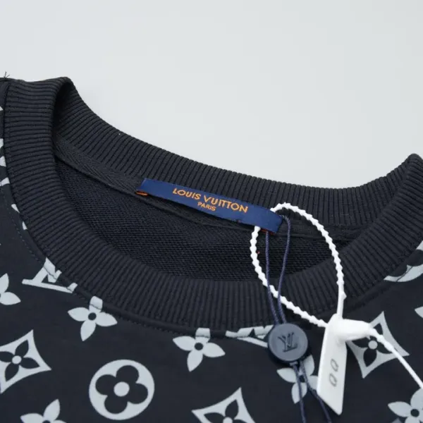 LV 【LOUIS VUITTON 公式旗艦店】ルイヴィトン 丸首の衛衣 スウェット ご好評に付き再入荷 240902 LV 【LOUIS VUITTON 公式旗艦店】ルイヴィトン 丸首の衛衣 スウェット ご好評に付き再入荷 240902