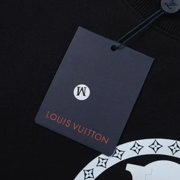 【LOUIS VUITTON 公式旗艦店】ルイヴィトン 丸首の衛衣 スウェットご好評に付き再入荷 240829 【LOUIS VUITTON 公式旗艦店】ルイヴィトン 丸首の衛衣 スウェットご好評に付き再入荷 240829