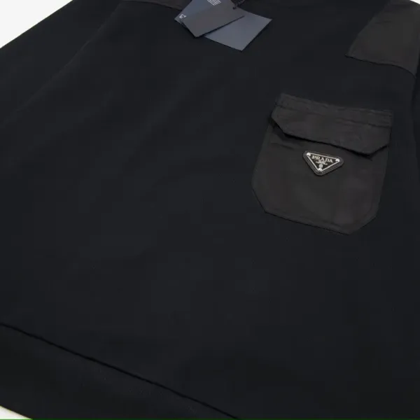 【PRADA 公式旗艦店】プラダ 丸首の衛衣 スウェットご好評に付き再入荷 241113 【PRADA 公式旗艦店】プラダ 丸首の衛衣 スウェットご好評に付き再入荷 241113
