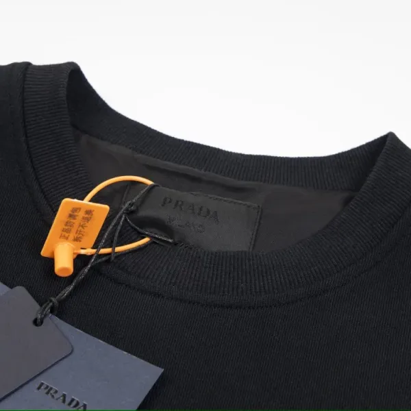 【PRADA 公式旗艦店】プラダ 丸首の衛衣 スウェットご好評に付き再入荷 241113 【PRADA 公式旗艦店】プラダ 丸首の衛衣 スウェットご好評に付き再入荷 241113