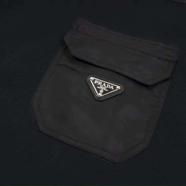 【PRADA 公式旗艦店】プラダ 丸首の衛衣 スウェットご好評に付き再入荷 241113 【PRADA 公式旗艦店】プラダ 丸首の衛衣 スウェットご好評に付き再入荷 241113