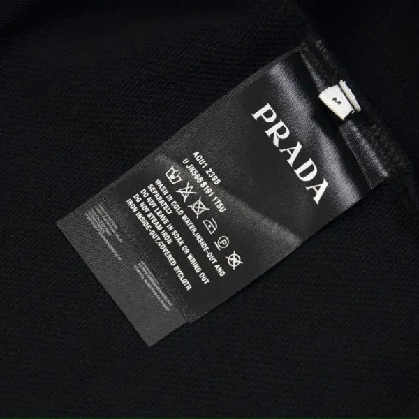 【PRADA 公式旗艦店】プラダ 丸首の衛衣 スウェットご好評に付き再入荷 241113 【PRADA 公式旗艦店】プラダ 丸首の衛衣 スウェットご好評に付き再入荷 241113