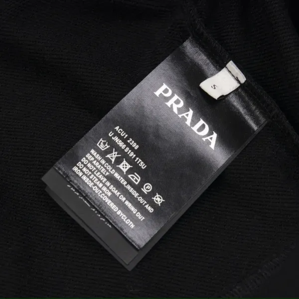 【PRADA 公式旗艦店】プラダ 開襟衛衣 スウェットご好評に付き再入荷 241113 【PRADA 公式旗艦店】プラダ 開襟衛衣 スウェットご好評に付き再入荷 241113