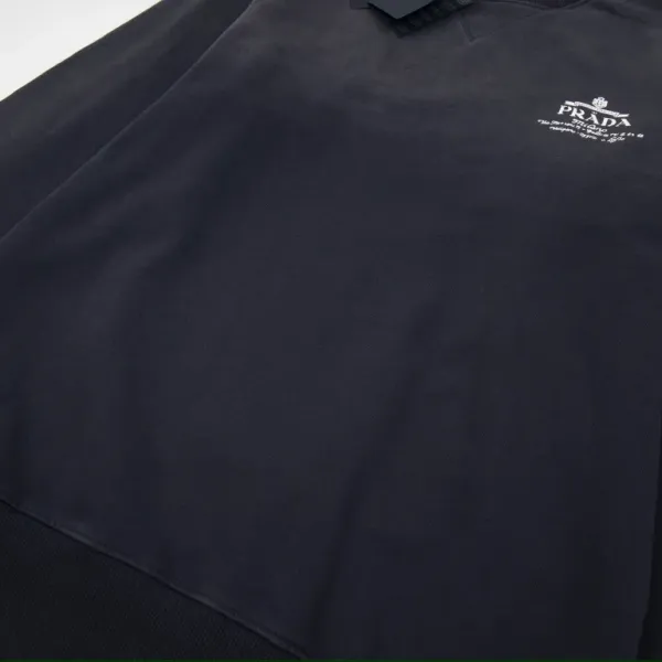 【PRADA 公式旗艦店】プラダ  丸首の衛衣 スウェットご好評に付き再入荷 240925