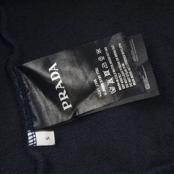 【PRADA 公式旗艦店】プラダ  丸首の衛衣 スウェットご好評に付き再入荷 240925