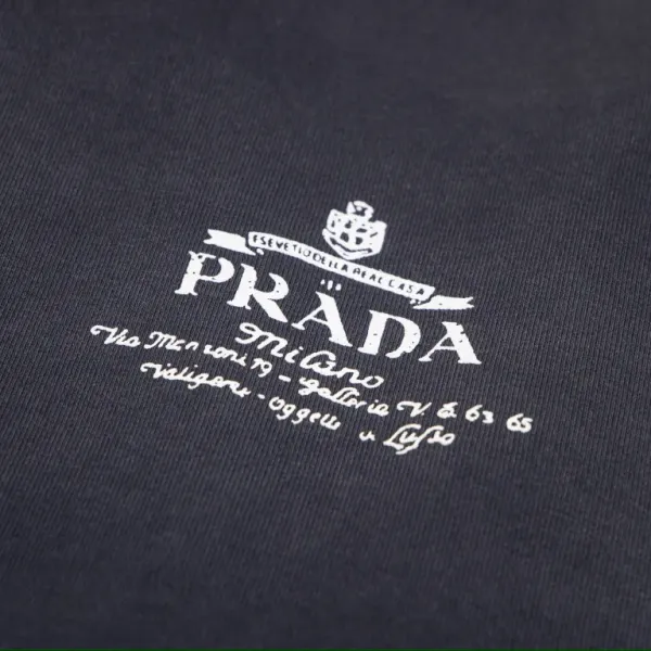 【PRADA 公式旗艦店】プラダ  丸首の衛衣 スウェットご好評に付き再入荷 240925