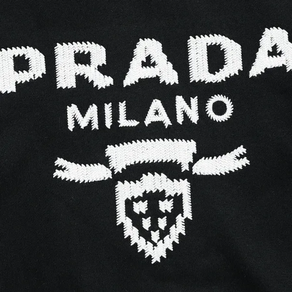 【PRADA 公式旗艦店】プラダ 丸首の衛衣 スウェットご好評に付き再入荷 240925 【PRADA 公式旗艦店】プラダ 丸首の衛衣 スウェットご好評に付き再入荷 240925