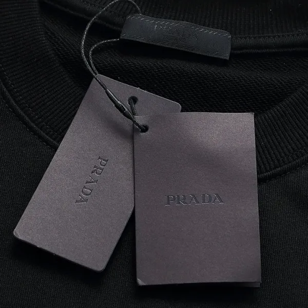 【PRADA 公式旗艦店】プラダ 丸首の衛衣 スウェットご好評に付き再入荷 240925 【PRADA 公式旗艦店】プラダ 丸首の衛衣 スウェットご好評に付き再入荷 240925