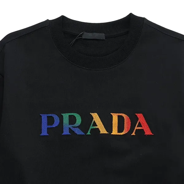 【PRADA 公式旗艦店】プラダ 丸首の衛衣 スウェットご好評に付き再入荷 240925 【PRADA 公式旗艦店】プラダ 丸首の衛衣 スウェットご好評に付き再入荷 240925