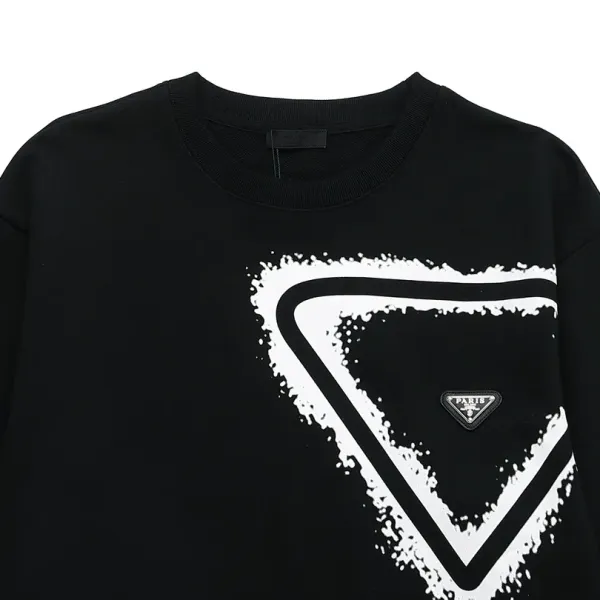 【PRADA 公式旗艦店】プラダ 丸首の衛衣 スウェットご好評に付き再入荷 240828 【PRADA 公式旗艦店】プラダ 丸首の衛衣 スウェットご好評に付き再入荷 240828