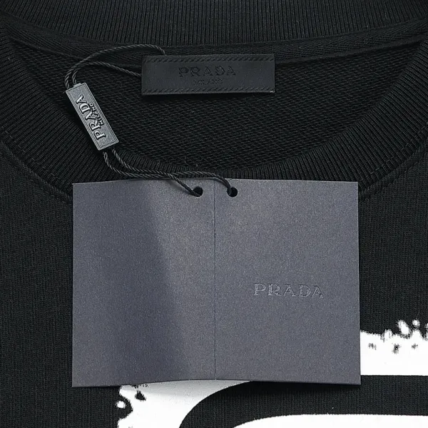 【PRADA 公式旗艦店】プラダ 丸首の衛衣 スウェットご好評に付き再入荷 240828 【PRADA 公式旗艦店】プラダ 丸首の衛衣 スウェットご好評に付き再入荷 240828