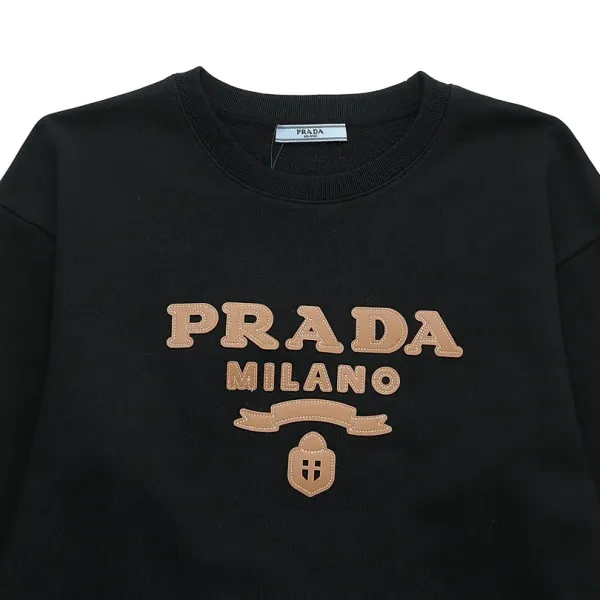 【PRADA 公式旗艦店】プラダ  丸首の衛衣 スウェットご好評に付き再入荷 240809