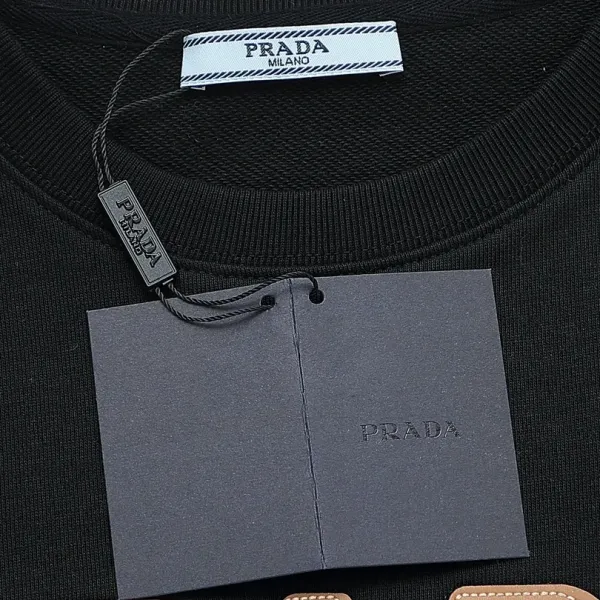 【PRADA 公式旗艦店】プラダ  丸首の衛衣 スウェットご好評に付き再入荷 240809