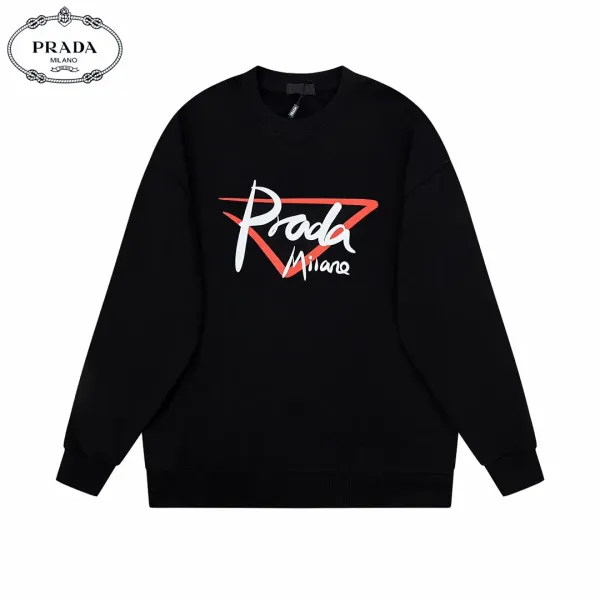 【PRADA 公式旗艦店】プラダ 丸首の衛衣 スウェットご好評に付き再入荷! 【PRADA 公式旗艦店】プラダ 丸首の衛衣 スウェットご好評に付き再入荷!