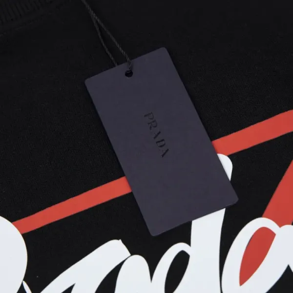 【PRADA 公式旗艦店】プラダ 丸首の衛衣 スウェットご好評に付き再入荷! 【PRADA 公式旗艦店】プラダ 丸首の衛衣 スウェットご好評に付き再入荷!