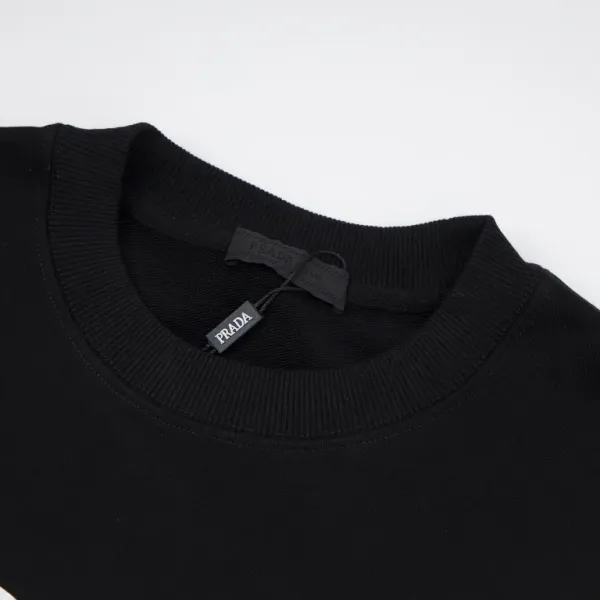 【PRADA 公式旗艦店】プラダ 丸首の衛衣 スウェットご好評に付き再入荷! 【PRADA 公式旗艦店】プラダ 丸首の衛衣 スウェットご好評に付き再入荷!