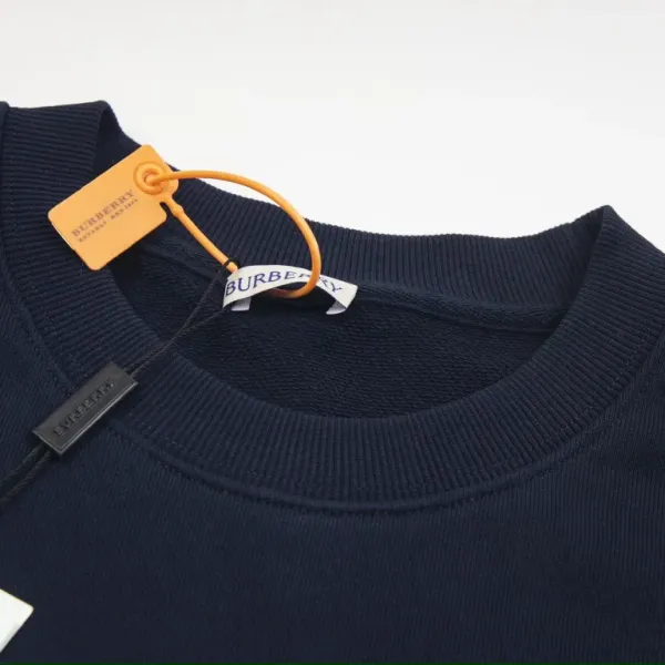 【BURBERRY 公式旗艦店】バーバリー 丸首の衛衣 スウェットご好評に付き再入荷 241025 【BURBERRY 公式旗艦店】バーバリー 丸首の衛衣 スウェットご好評に付き再入荷 241025