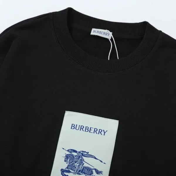 【BURBERRY 公式旗艦店】バーバリー 丸首の衛衣 パーカー ウェットご好評に付き再入荷 240809 【BURBERRY 公式旗艦店】バーバリー 丸首の衛衣 パーカー ウェットご好評に付き再入荷 240809