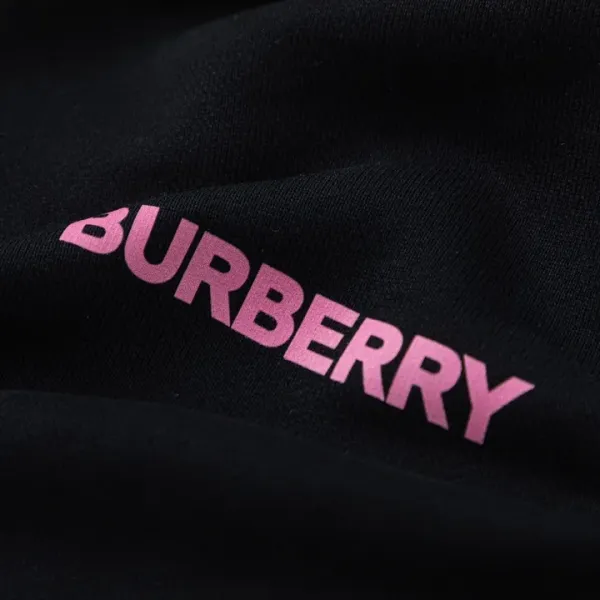 【BURBERRY  公式旗艦店】バーバリー パーカースウェットご好評に付き再入荷 240805