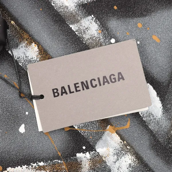 【BALENCIAGA 公式旗艦店】バレンシアガ 丸首の衛衣 スウェット ご好評に付き再入荷!241120 【BALENCIAGA 公式旗艦店】バレンシアガ 丸首の衛衣 スウェット ご好評に付き再入荷!241120
