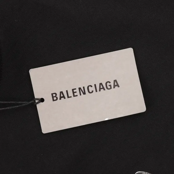 【BALENCIAGA 公式旗艦店】バレンシアガ 丸首の衛衣 スウェット ご好評に付き再入荷! 【BALENCIAGA 公式旗艦店】バレンシアガ 丸首の衛衣 スウェット ご好評に付き再入荷!
