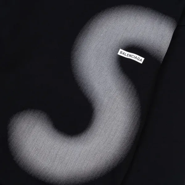 【BALENCIAGA 公式旗艦店】バレンシアガ 丸首の衛衣 スウェット ご好評に付き再入荷! 【BALENCIAGA 公式旗艦店】バレンシアガ 丸首の衛衣 スウェット ご好評に付き再入荷!