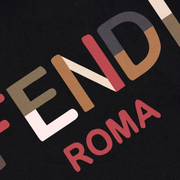 【FENDI 公式旗艦店】フェンディ 丸首の衛衣 スウェットご好評に付き再入荷!250110 【FENDI 公式旗艦店】フェンディ 丸首の衛衣 スウェットご好評に付き再入荷!250110