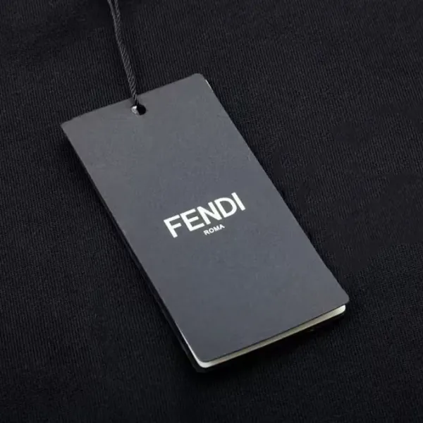 【FENDI 公式旗艦店】フェンディ丸首の衛衣 スウェット ご好評に付き再入荷!241211 【FENDI 公式旗艦店】フェンディ丸首の衛衣 スウェット ご好評に付き再入荷!241211