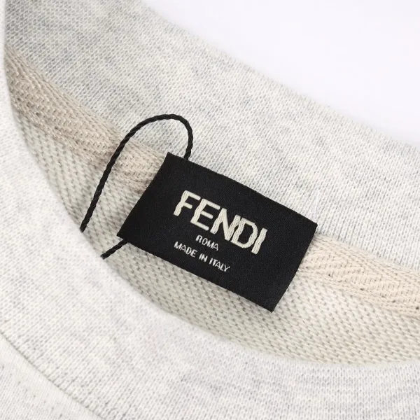 【FENDI 公式旗艦店】 フェンディ 丸首の衛衣 スウェットご好評に付き再入荷 241114 【FENDI 公式旗艦店】 フェンディ 丸首の衛衣 スウェットご好評に付き再入荷 241114
