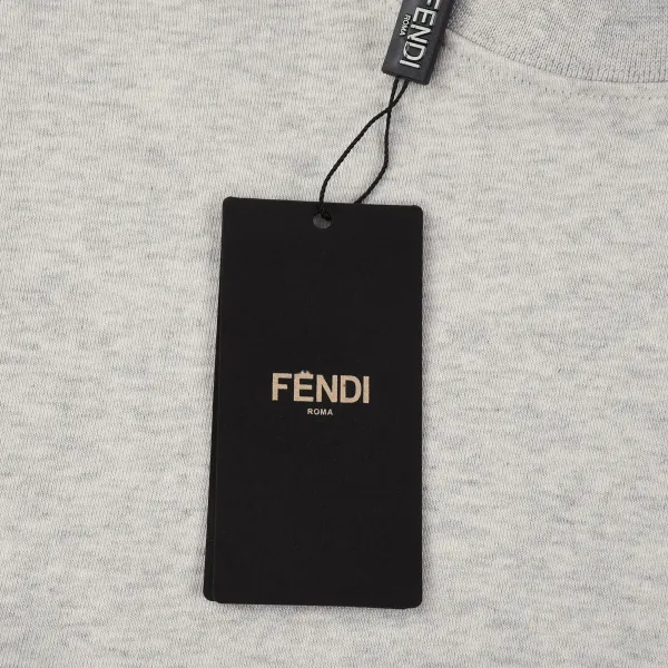 【FENDI 公式旗艦店】 フェンディ 丸首の衛衣 スウェットご好評に付き再入荷 241114 【FENDI 公式旗艦店】 フェンディ 丸首の衛衣 スウェットご好評に付き再入荷 241114