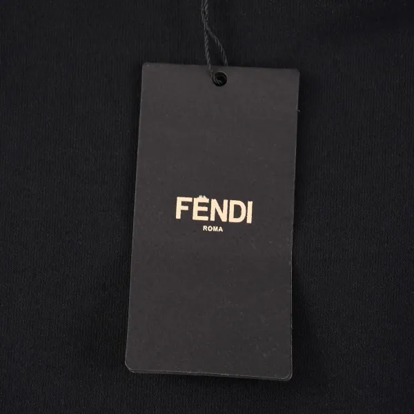 【FENDI 公式旗艦店】 フェンディ 丸首の衛衣 スウェットご好評に付き再入荷 241114 【FENDI 公式旗艦店】 フェンディ 丸首の衛衣 スウェットご好評に付き再入荷 241114